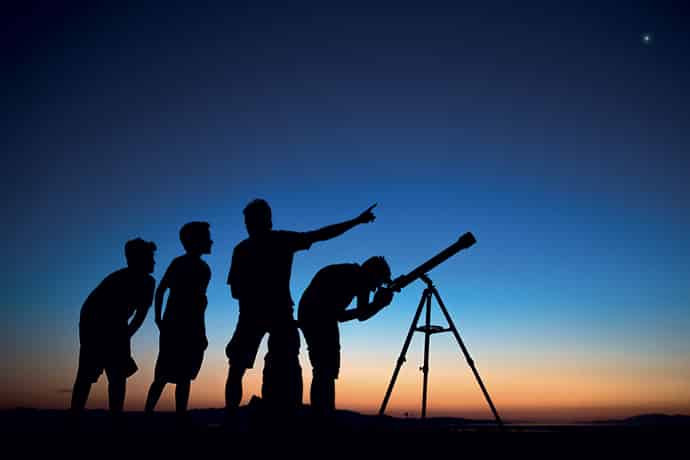Image enfants-telescope-crepuscule classe découverte Côté Découvertes