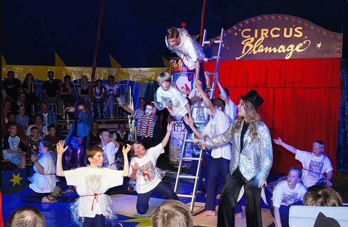 Image spectacle enfant arts du cirque Voyage Scolaire Côté Découvertes