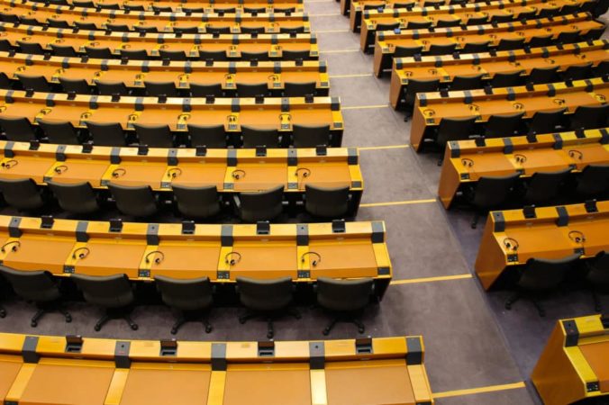 Visite de l'amphithéâtre du Parlement Européen de Bruxelles pendant un voyage scolaire