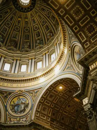 vue de l'intérieur de la basilique saint pierre à Rome