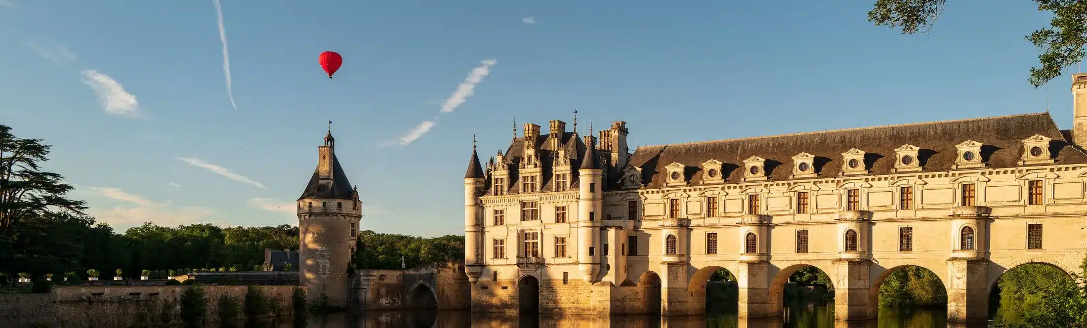 château avec fleuve et montgolfière en centre val de loire