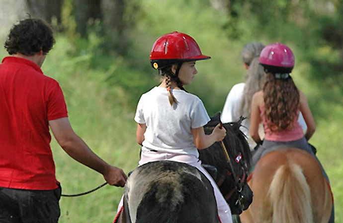 Initiation à l'équitation au cours d'une balade à poneys