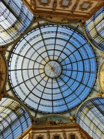 vue du plafond intérieur du galleria vittorio Emanuele à Milan