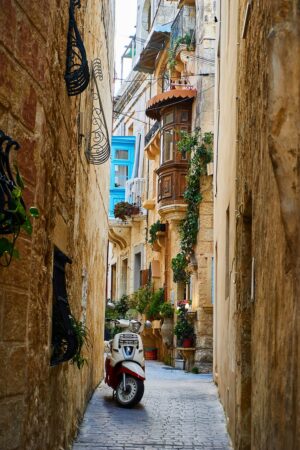 ruelle étroite de malte avec scooter