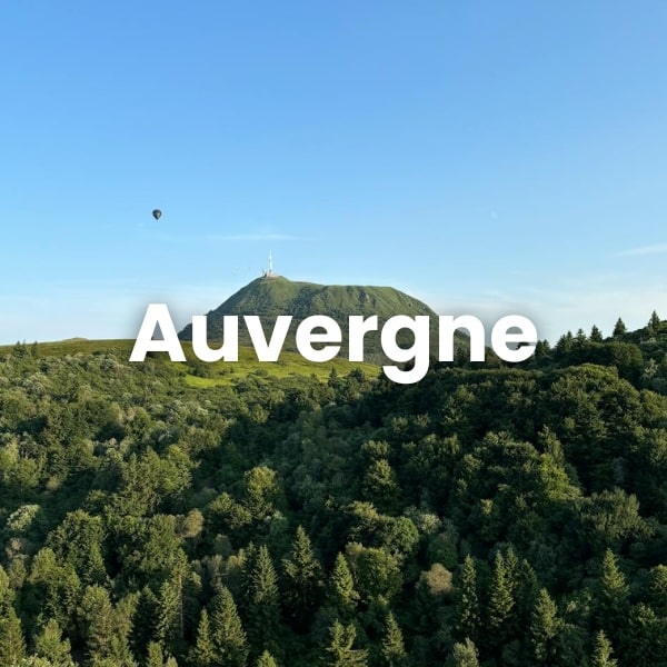 Paysage volcan et montgolfière en auvergne