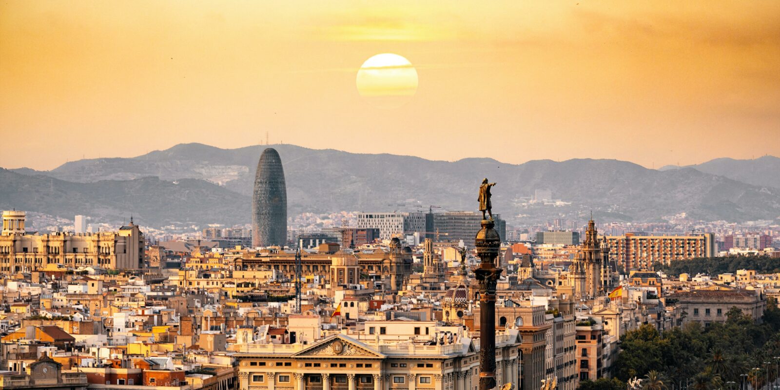 vue aérienne de barcelone au levé de soleil