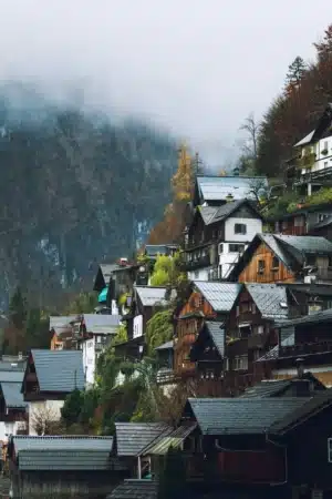 Village de montagne avec brume en Autriche