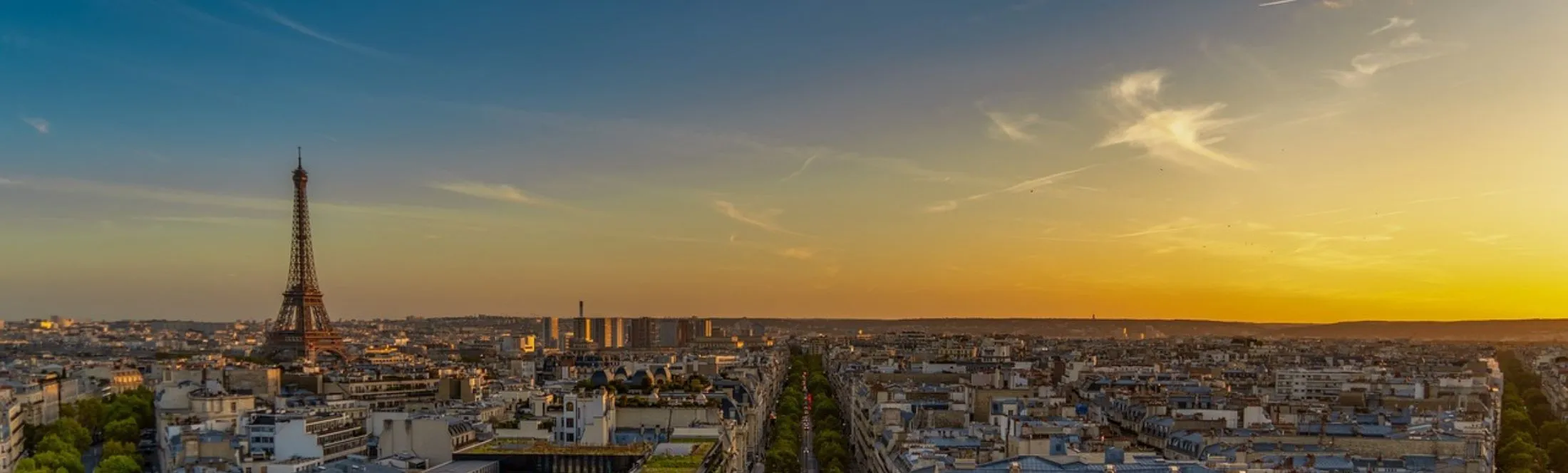 ville de paris au couché de soleil avec tour eiffel