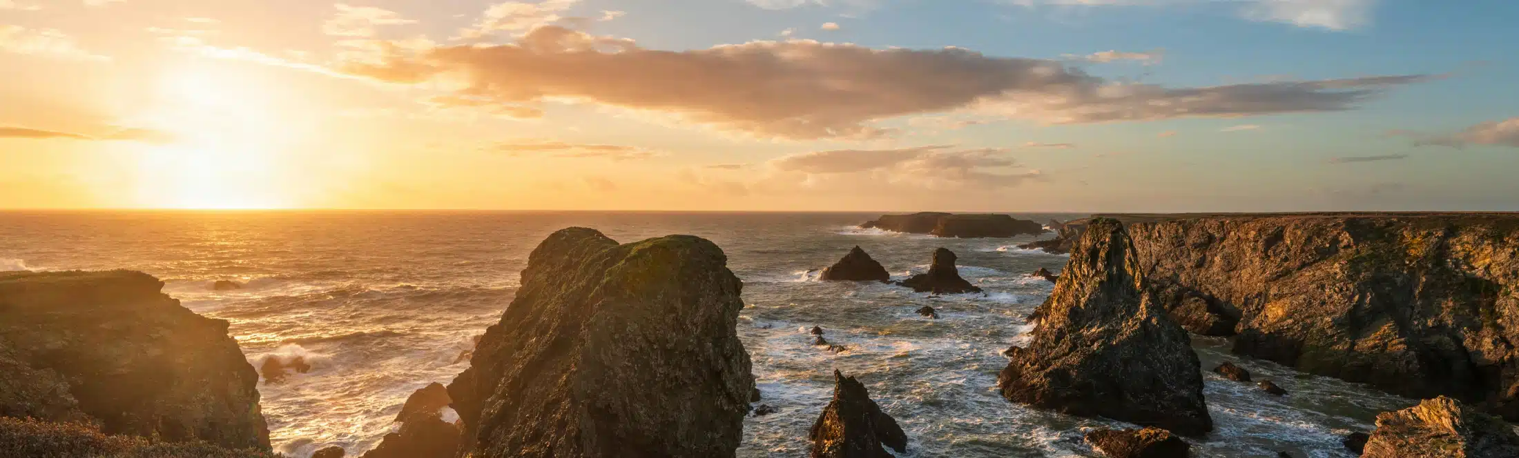 paysage océan et rochers en bretagne au couché de soleil