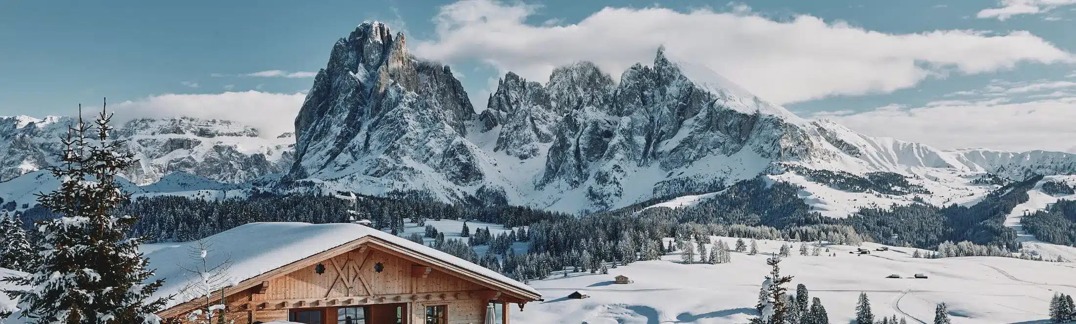 montagnes enneigées et domaine skiable avec chalet