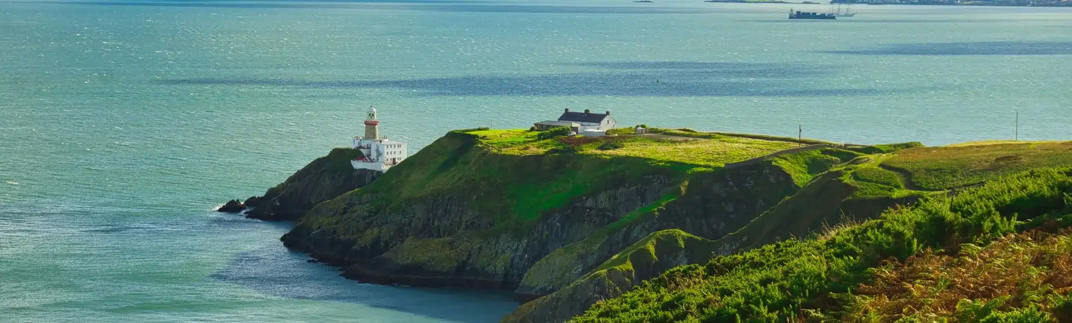 nature irlandaise avec phare en bord de mer