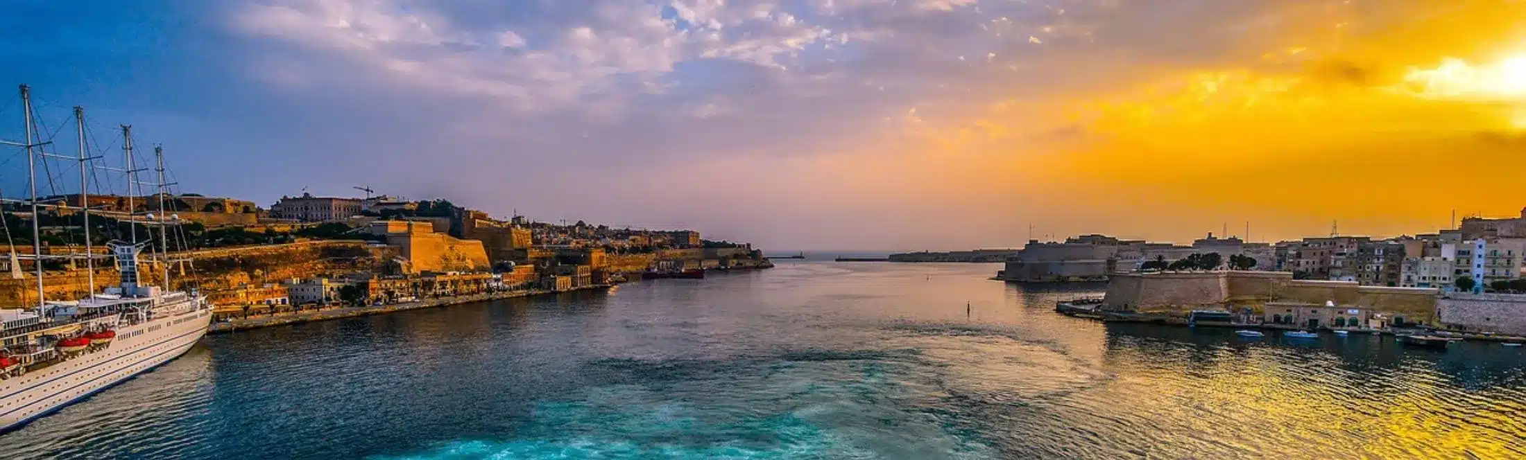 Île de malte archipel et la mer au couché de soleil