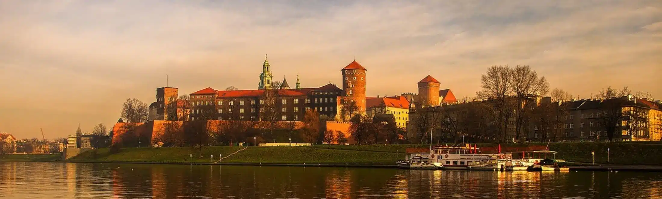 vue de loin de cracovie en pologne et son fleuve