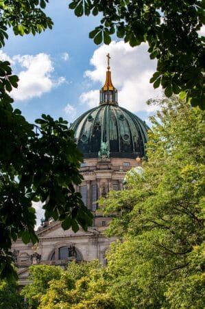 cathédrale de Berlin en arrière plan derrière arbre