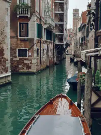 vue du canal de venise depuis une barque