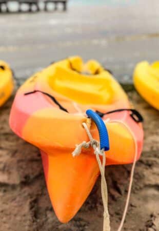 canoë orange sur sable activité