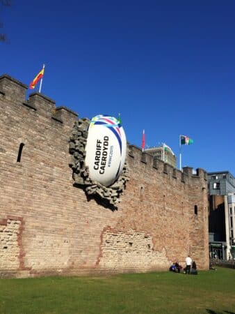 château de Cardiff ballon de rugby dans le mur