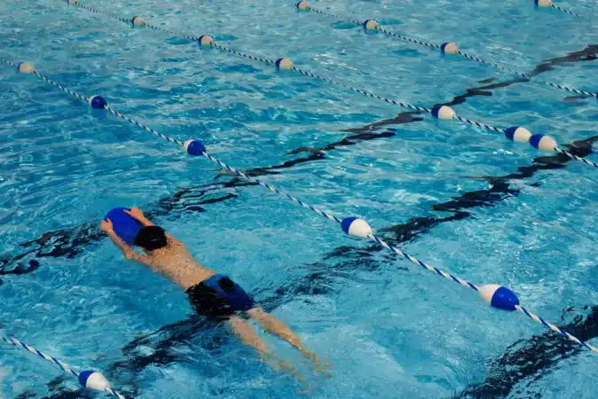 cours de natation pendant une classe découvertes sportive