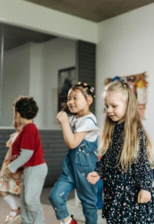 élèves en chorégraphie de dans activité école