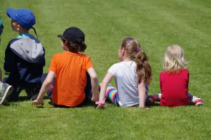 enfants sur un terrain de sport