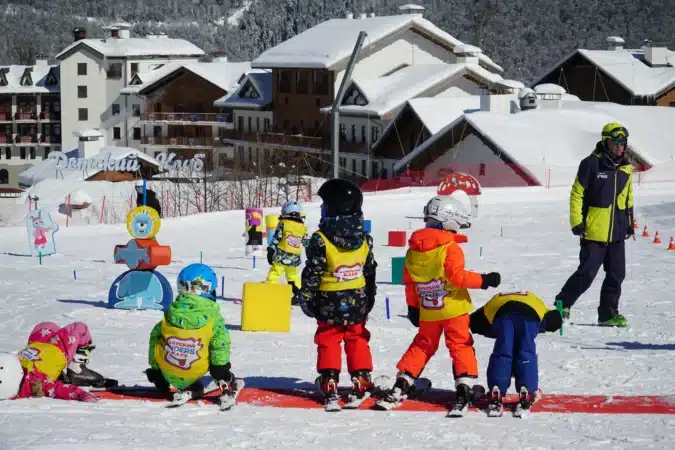 enfants en cours de ski en classes découvertes sportives