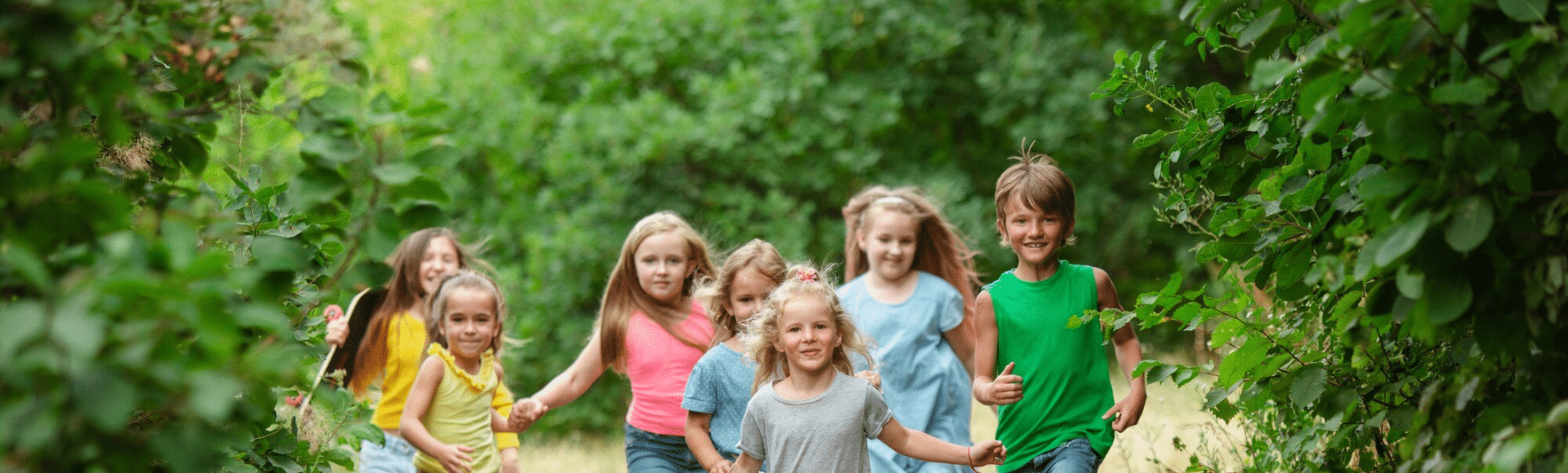 enfants qui courent dans la forêt