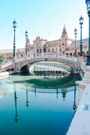 monument et pont au dessus de l'eau en Espagne