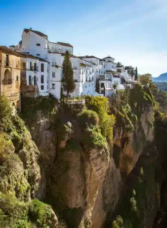 Village blanc perché sur une falaise en Espagne