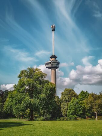 euromast derrière le parc à Rotterdam