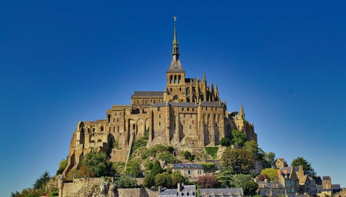 mont saint-michel vue de loin et son ciel bleu