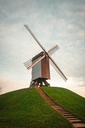 moulin à vent à bruges dans la campagne en belgique