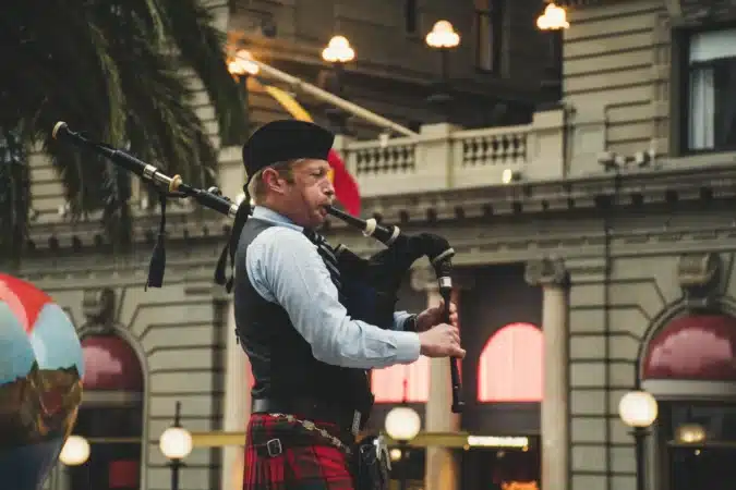 musicien celtique dans une rue en Écosse