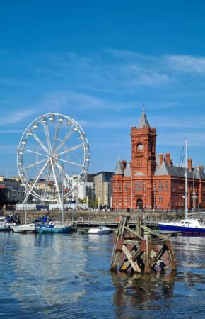 grande roue et pierhead building à Cardiff Bay