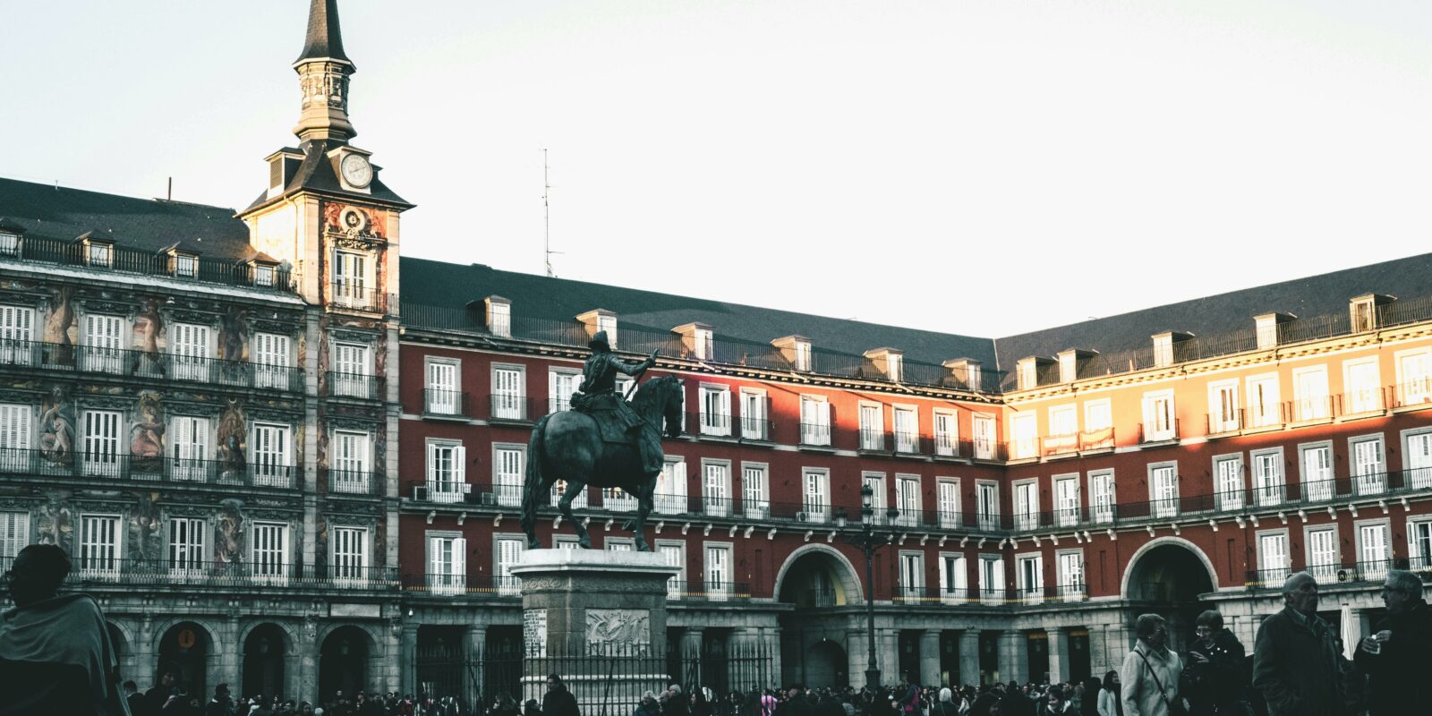 plaza de mayor à madrid en voyages scolaires en espagne