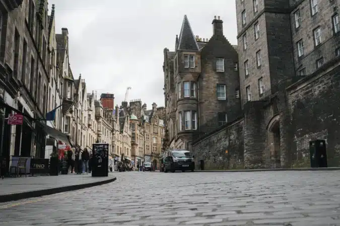 rue pavée à Edimbourg en Écosse