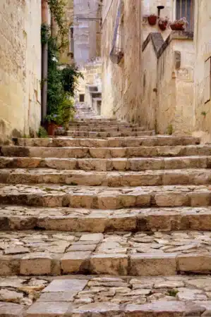 passage dans une ruelle en voyage scolaire