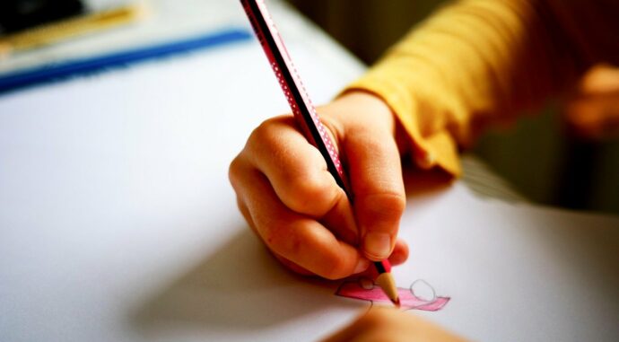 classes artistiques enfant entrain de dessiner