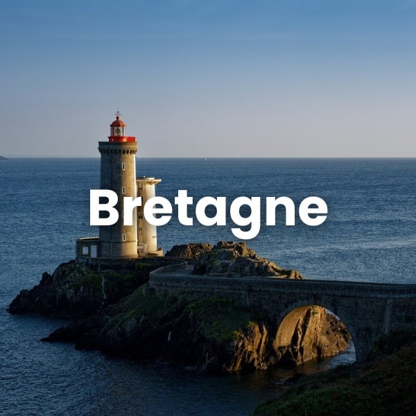 phare breton sur un rocher au bord de l'océan en Bretagne