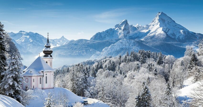 vue montagnes enneigées avec bâtisse au premier plan