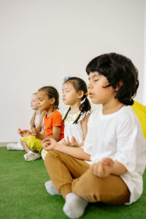 enfants à l'école en activité yoga